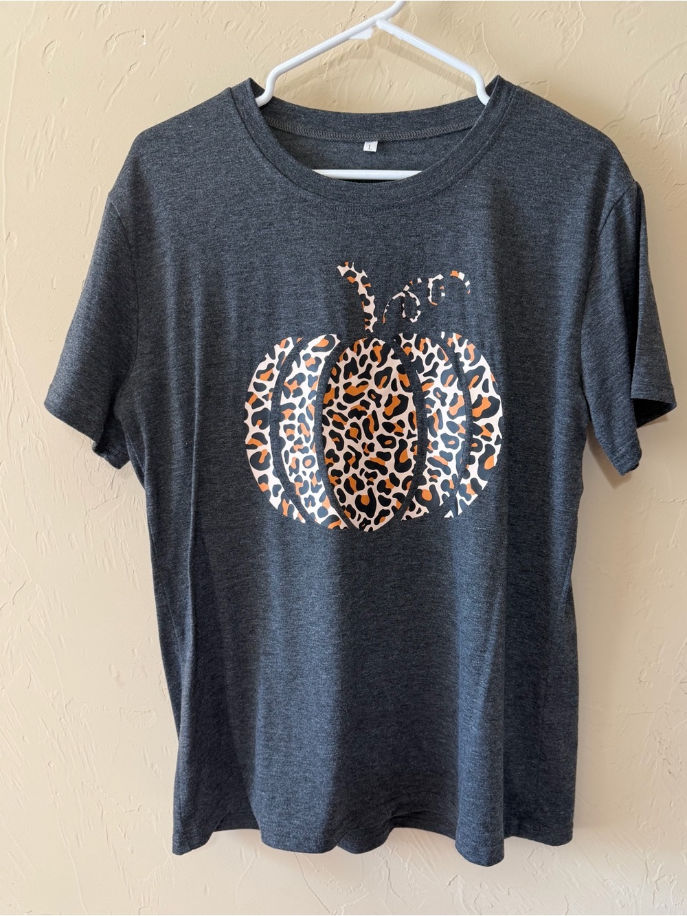 Source Unknown Dark Gray Tee with Leopard Pumpkin Graphic